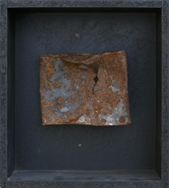 Senza titolo, 2015, ferro combusto inserito in scatola di legno, 30x40